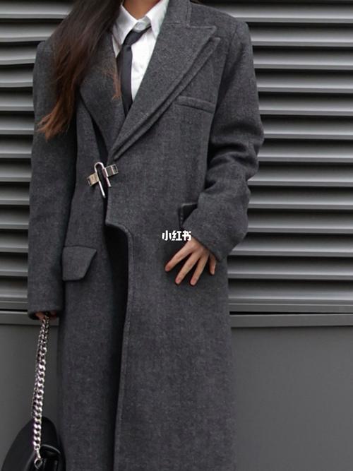 粉灰色大衣怎么搭配