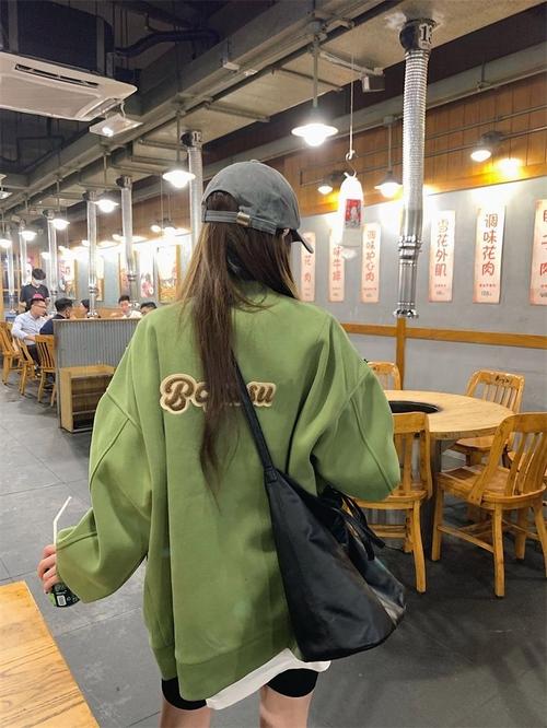 绿色外套配什么鞋子