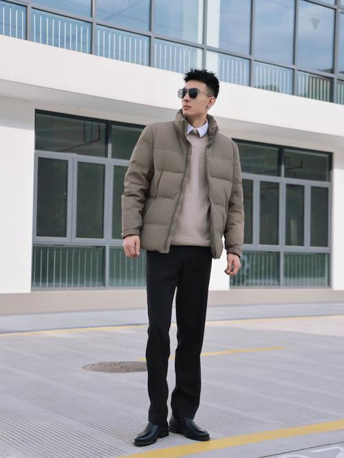 男生羽绒夹克怎么搭配
