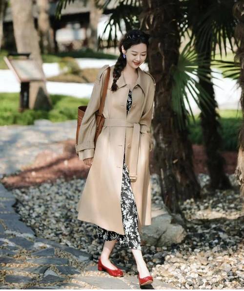 卡其色风衣怎么搭配女