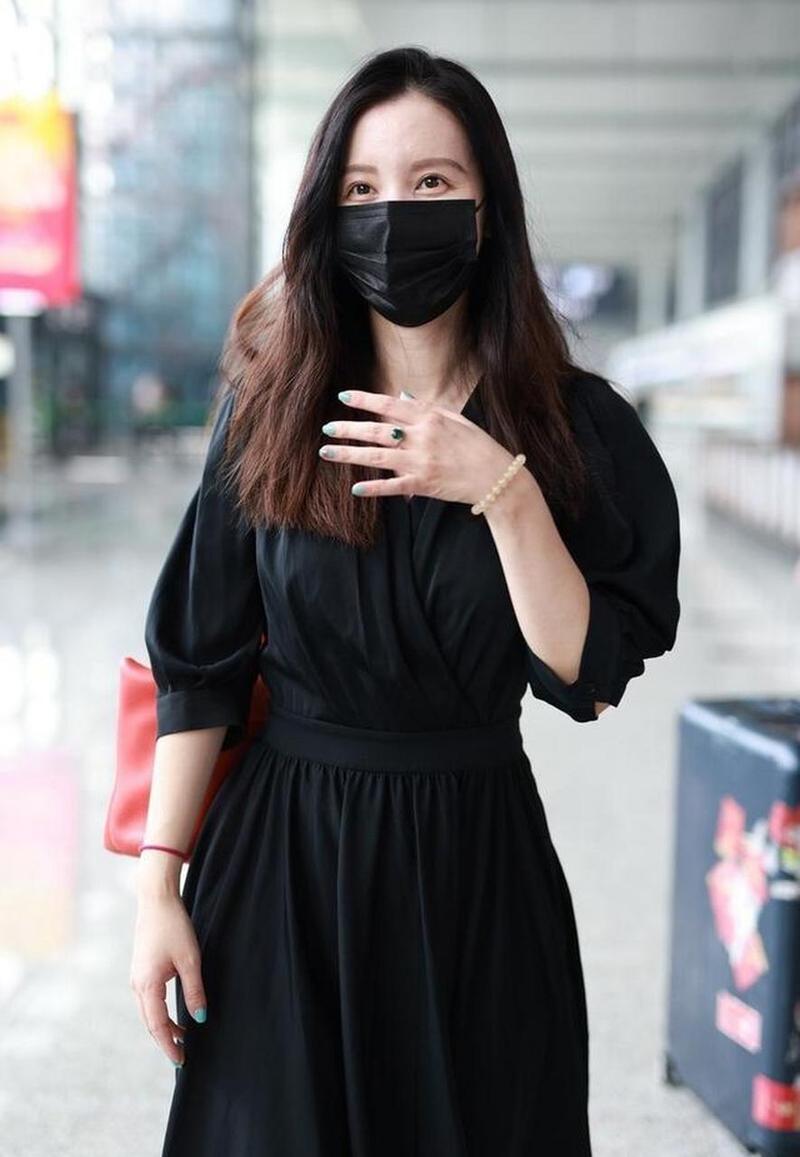 黑色裙子配什么包包