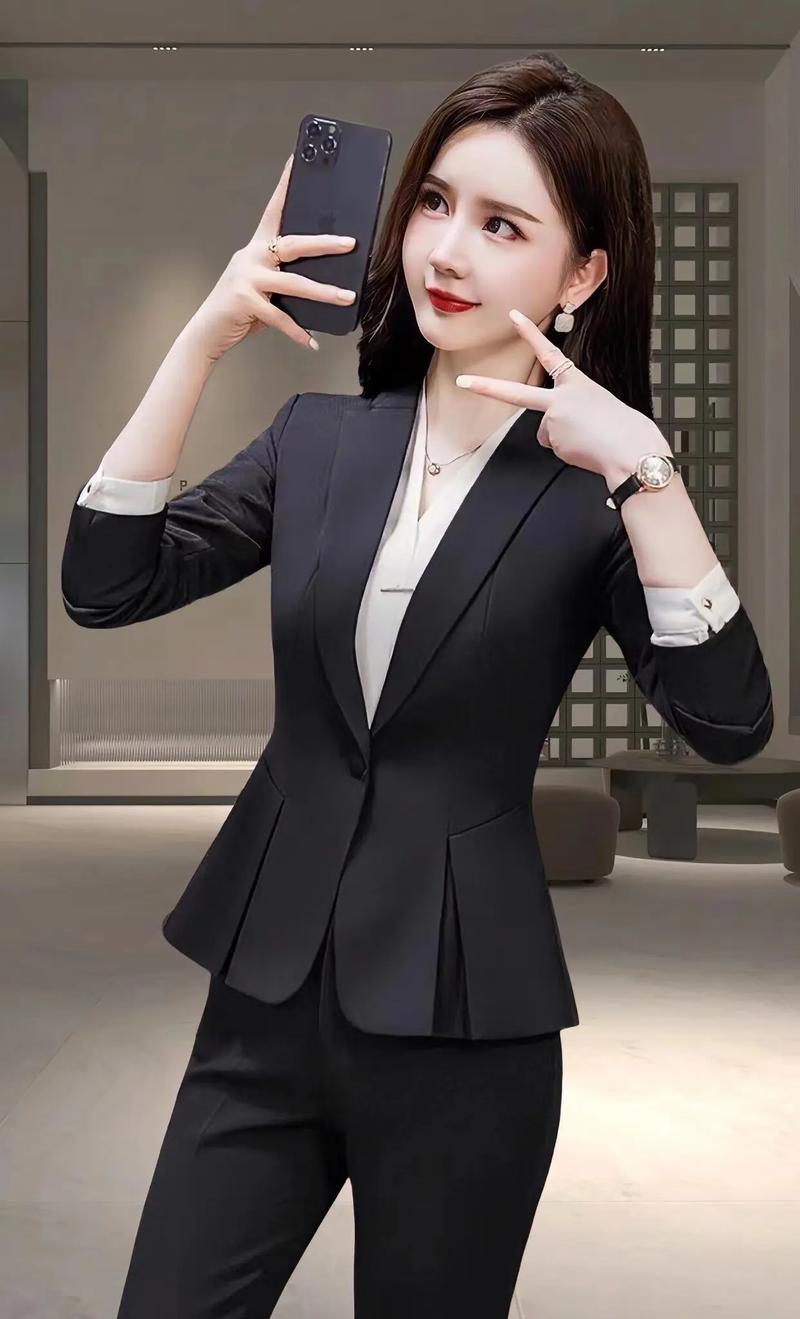 上身黑色西服怎么搭配