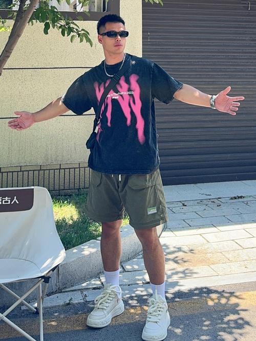 男生纯白鞋子怎么搭配