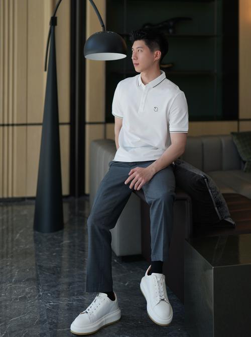 男生纯白鞋子怎么搭配