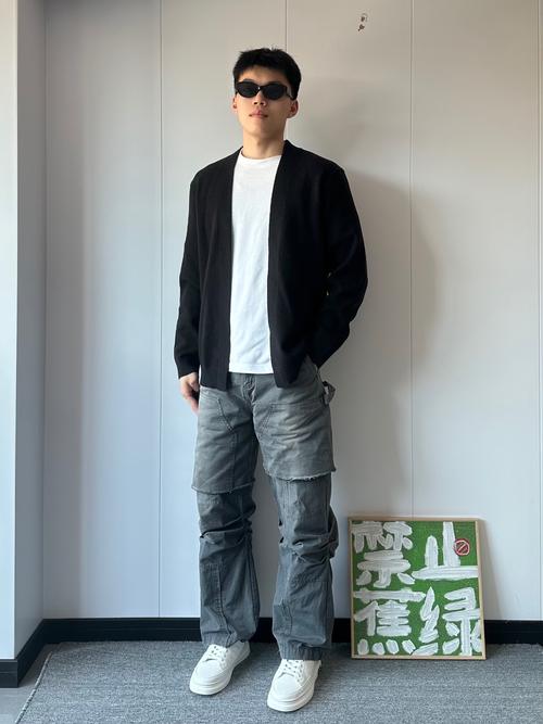 男生纯白鞋子怎么搭配