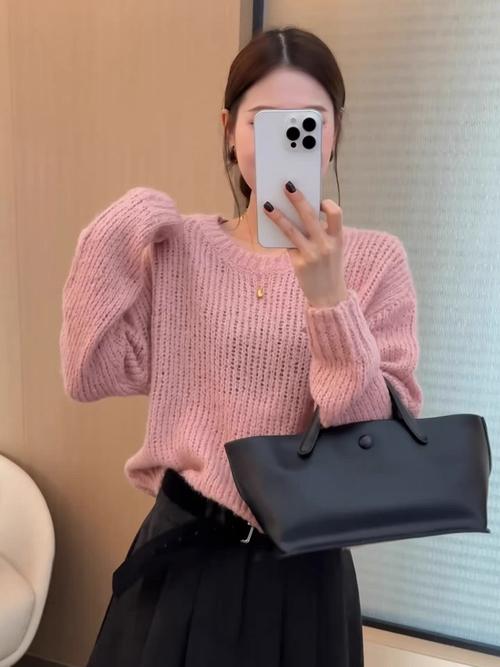 粉红色中款针织衫怎么搭配