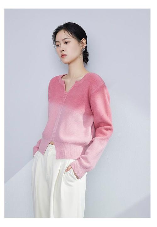 粉红色中款针织衫怎么搭配