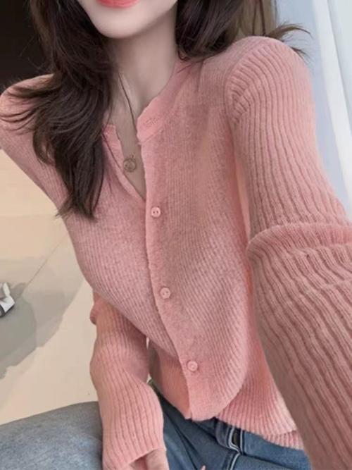 粉红色中款针织衫怎么搭配