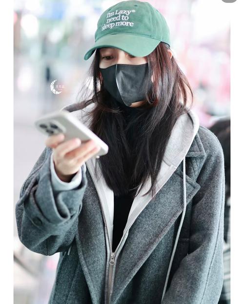 灰白色风衣怎么搭配图