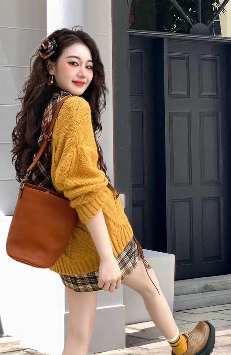 黄色中长款毛衫怎么搭配