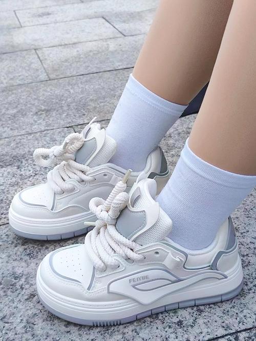 冬季白鞋子怎么搭配裤子