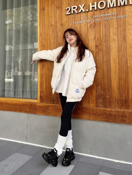 冬季白鞋子怎么搭配裤子