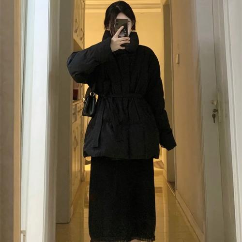 中长款黑色棉服女怎么搭配裤子