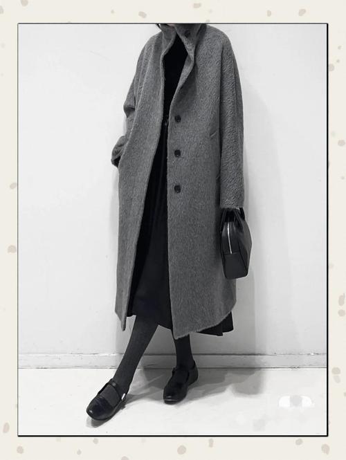 灰色圆领大衣怎么搭配