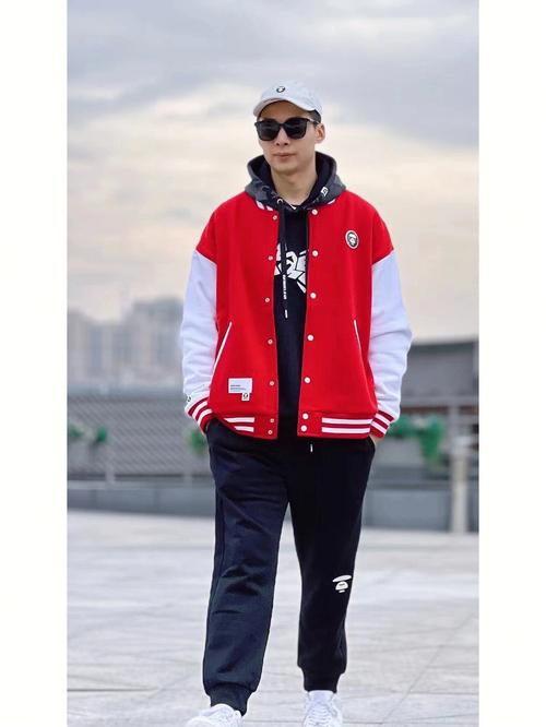 男人红色上衣怎么搭配