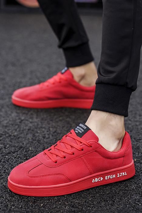 男士红色休闲鞋怎么搭配