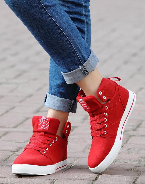 男士红色休闲鞋怎么搭配