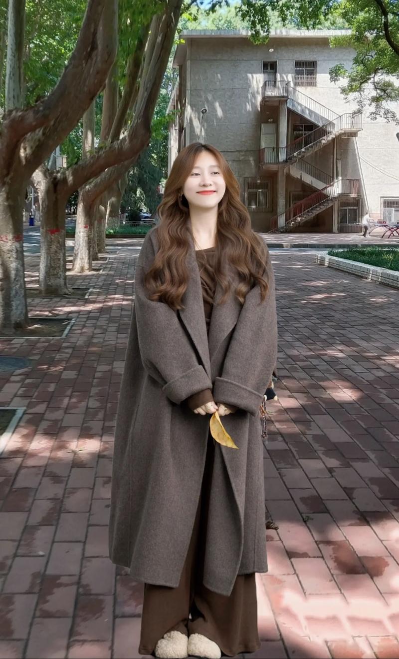 咖啡色的风衣怎么搭配