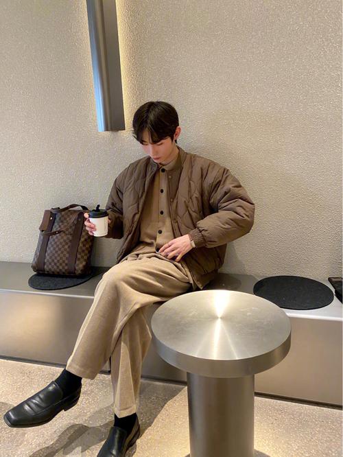 棕色大衣怎么搭配男