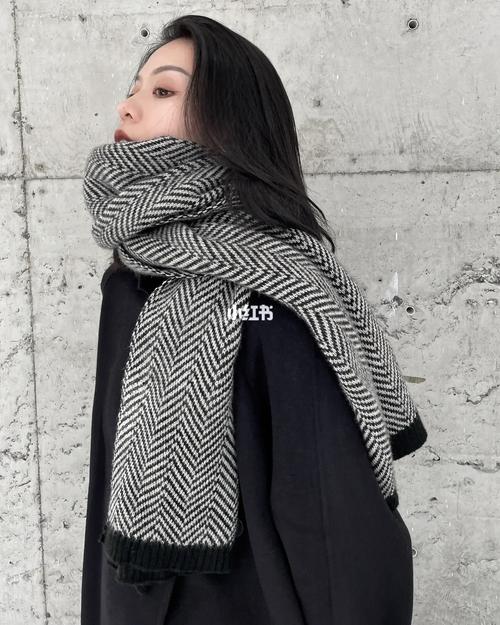 灰色的围巾怎么搭配