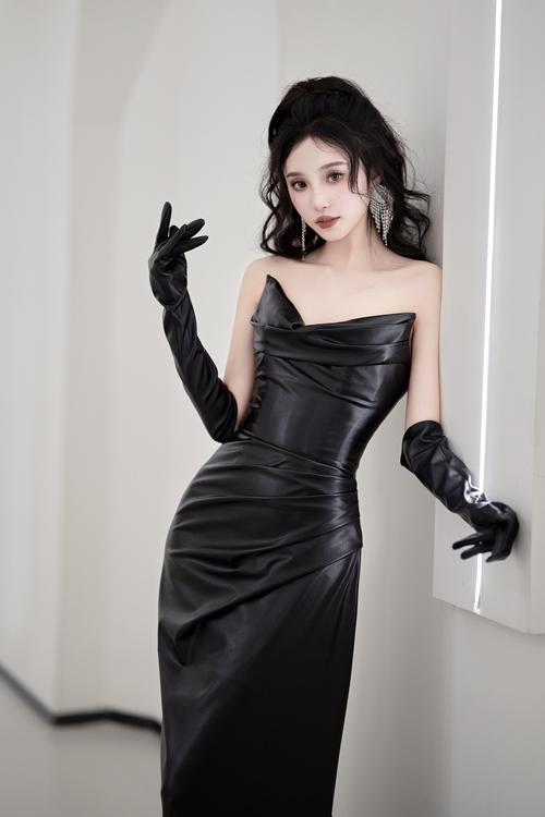 黑皮裙配什么上衣