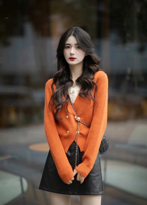 黑皮裙配什么上衣