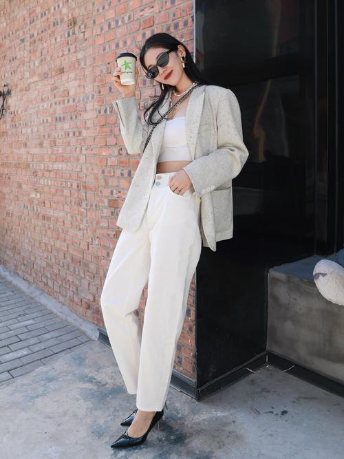 米色休闲西服怎么搭配