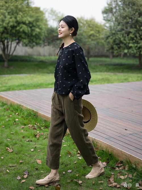 绿色长裤配什么上衣