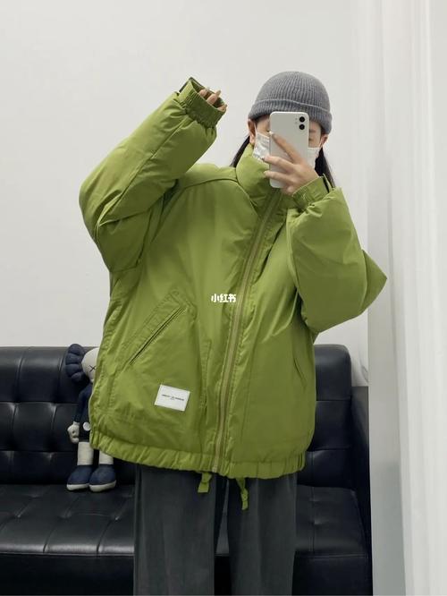 深绿色的衣服怎么搭配