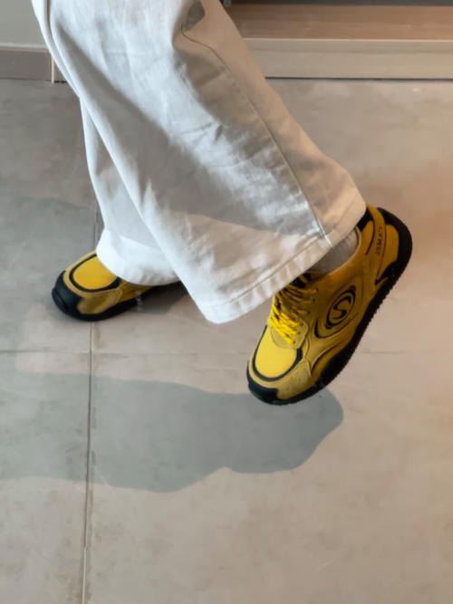 黄色的鞋子怎么搭配