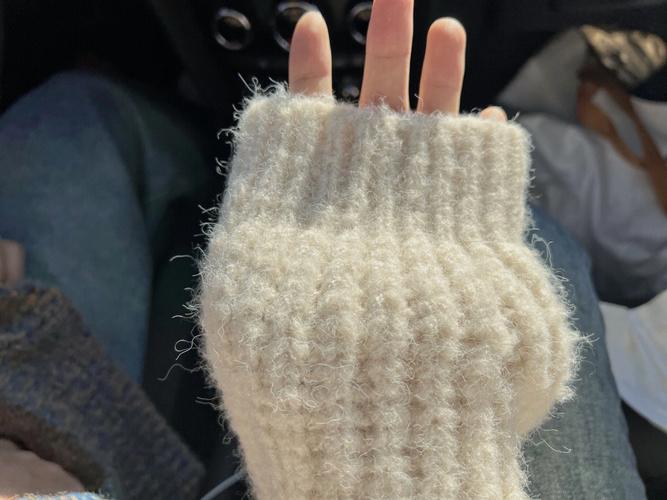 米色开衫怎么搭配衣服图片