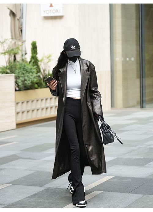 长款咖啡风衣怎么样搭配