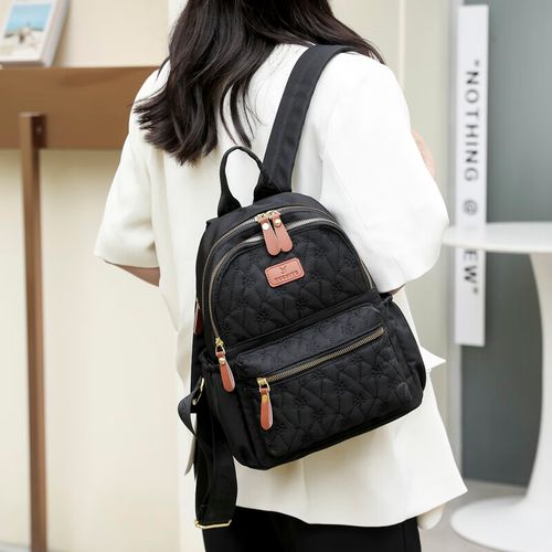 玫红色双肩包怎么搭配