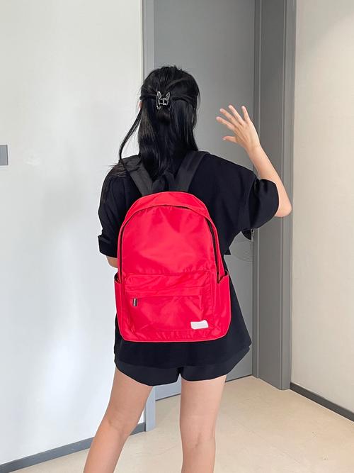 玫红色双肩包怎么搭配