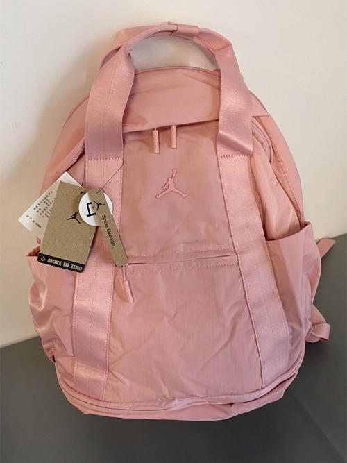 玫红色双肩包怎么搭配