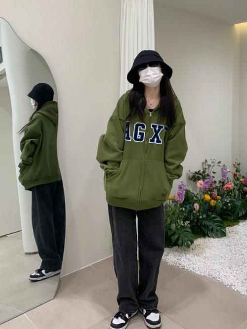 墨绿色上衣配什么裤子