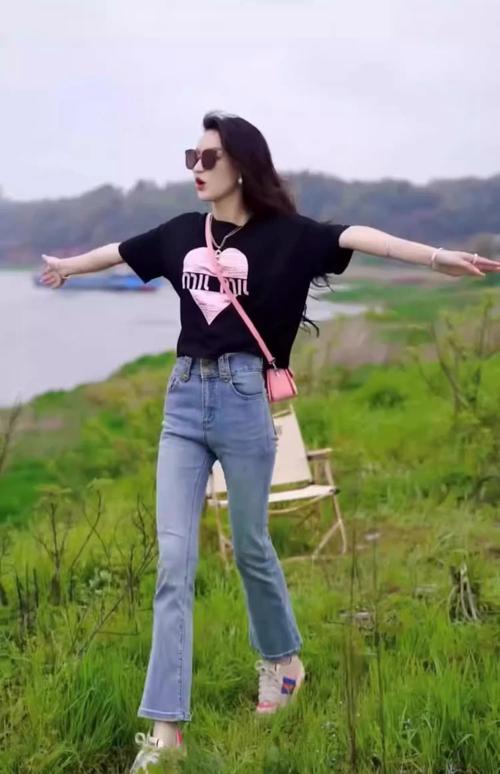 墨绿色上衣配什么裤子