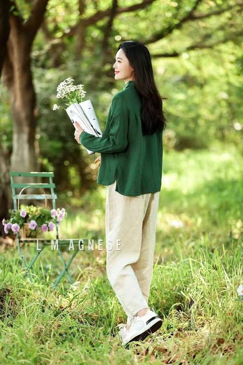 墨绿色上衣配什么裤子