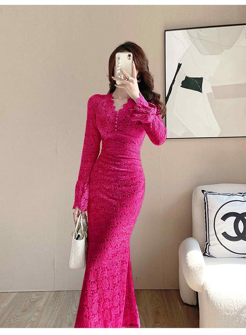 玫红色蕾丝打底裙怎么搭配