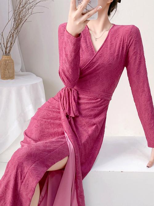 玫红色蕾丝打底裙怎么搭配