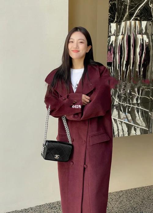 枚红色毛呢大衣怎么搭配