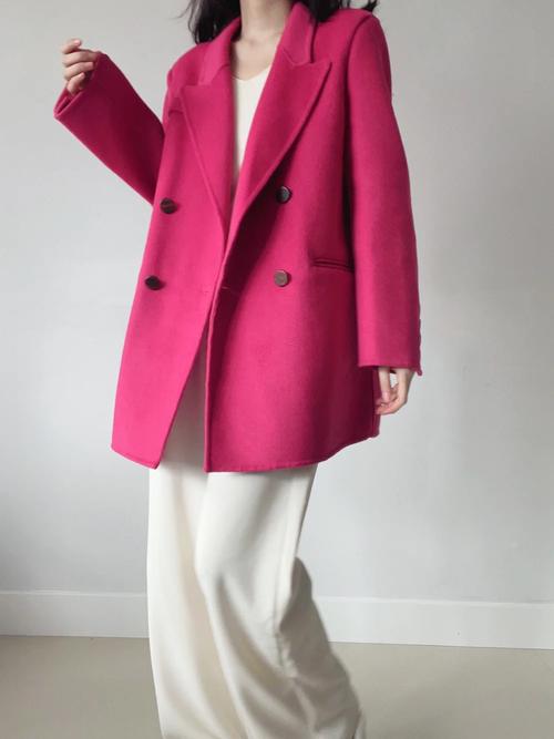 枚红色毛呢大衣怎么搭配