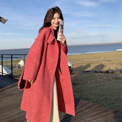 玫红毛呢外套怎么搭配