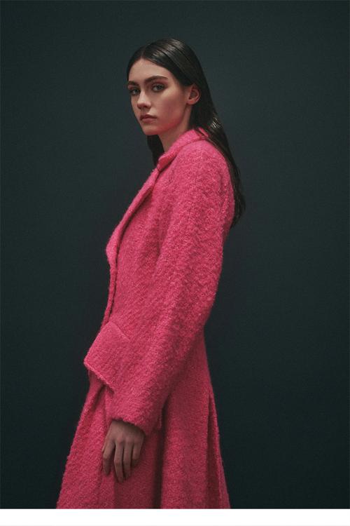 玫红毛呢外套怎么搭配