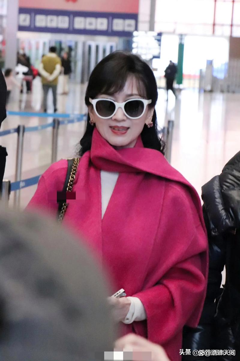 玫红毛呢外套怎么搭配