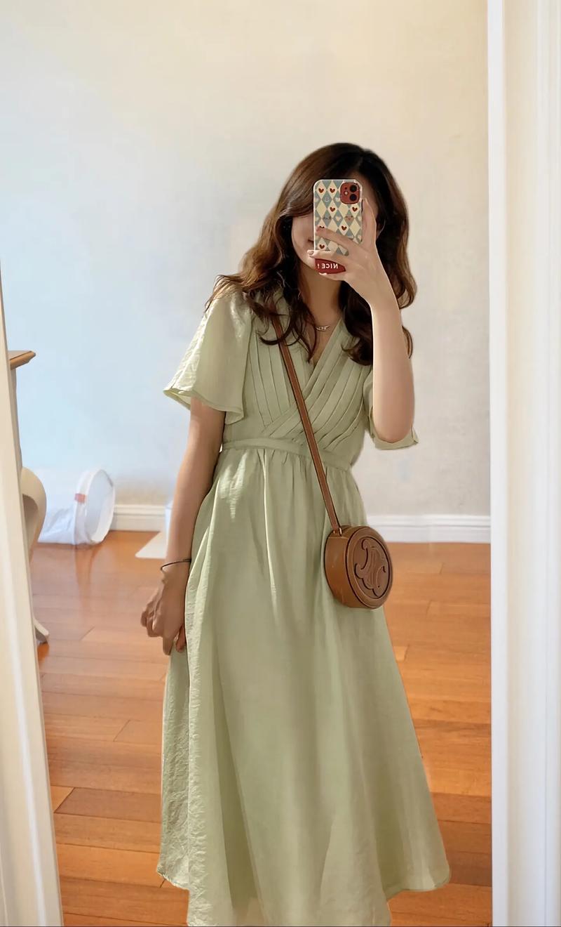 绿的衣服怎么搭配图片