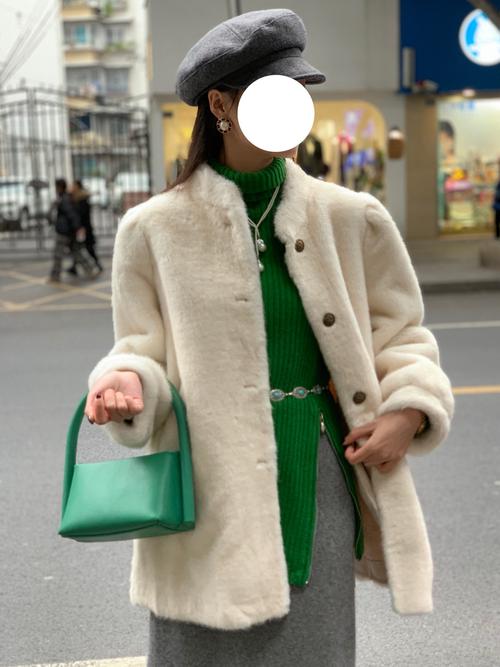 淡绿色皮草中长款怎么搭配