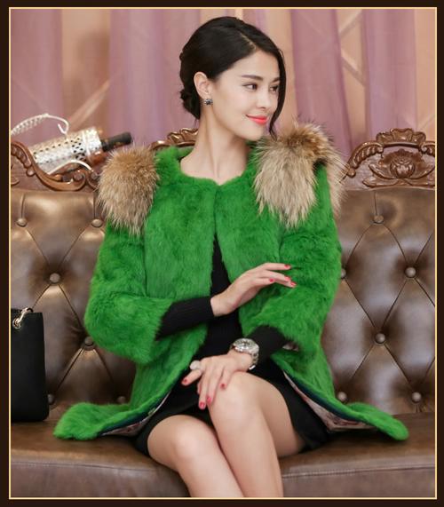 淡绿色皮草中长款怎么搭配