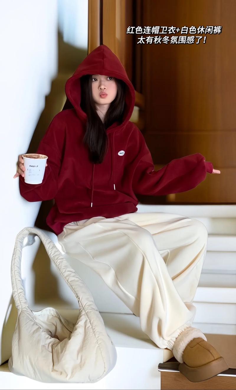 红色卫衣怎么搭配裤子图片