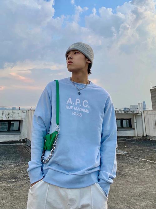 男人天蓝色帽子怎么搭配衣服